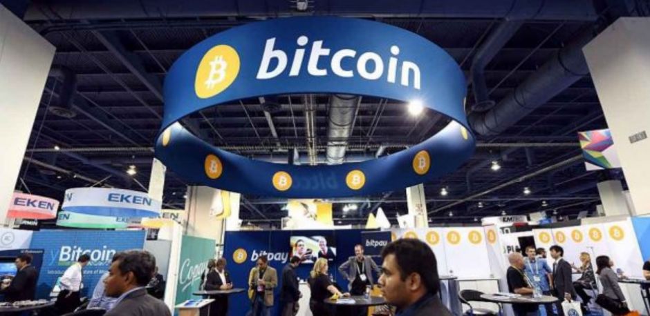 Nhiều người quyết định đầu tư Bitcoin vì không muốn bị bỏ lại phía sau - Ảnh: AP