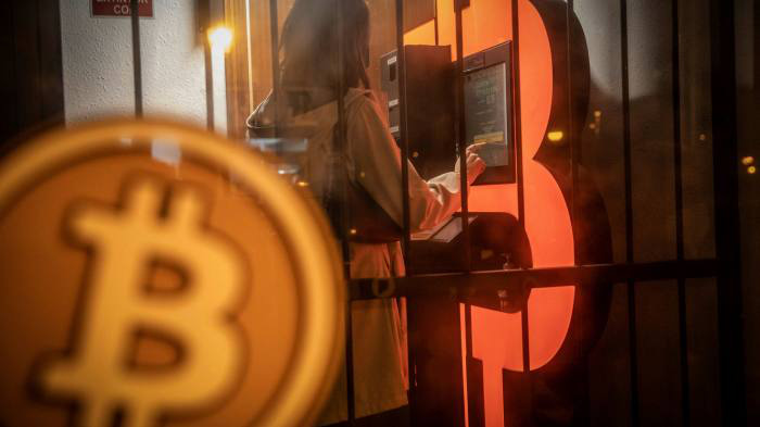 Toàn bộ thị trường tiền ảo được dự báo sẽ lung lay nếu danh tính của cha đẻ Bitcoin được tiết lộ - Ảnh: Coinbase