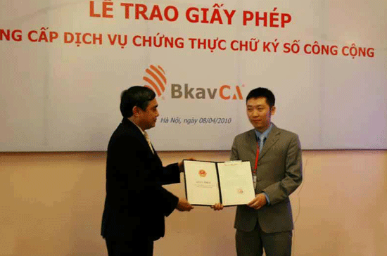Lễ trao giấy phép cung cấp dịch vụ chứng thực chữ ký số công cộng cho Công ty An ninh mạng Bkav. 