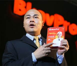 Ông Nguyễn Tử Quảng giới thiệu về BkavPro 2009.