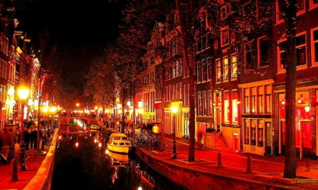 Một “khu kinh doanh nhạy cảm” tại thành phố Amsterdam, Hà Lan - Ảnh: MASK.<br>