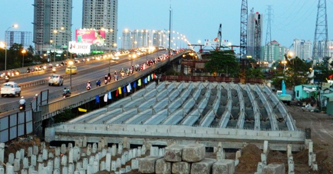 Tính đến hết năm 2014, tổng số nợ đọng xây dựng cơ bản nguồn ngân sách 
Nhà nước khoảng 46.000 tỷ đồng, trong khi tổng số vốn ứng trước chưa bố 
trí nguồn thu hồi là 62.200 tỷ đồng.