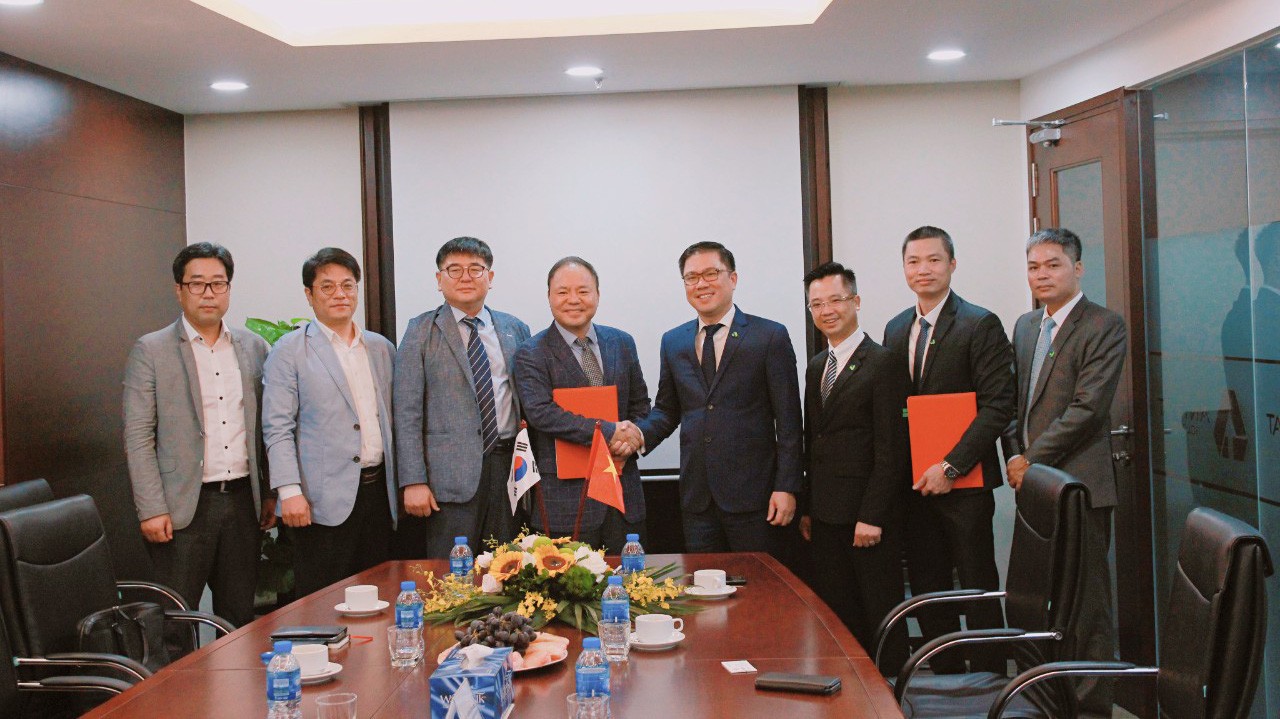 Ban lãnh đạo An Phát Holding ký kết với đối tác Elentec Việt Nam - nhà cung cấp cấp 1 của Samsung.
