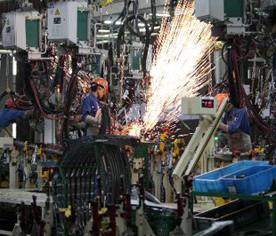 Vì lần suy thoái toàn cầu này, với những khó khăn hiện nay của kinh tế Nhật Bản và sự nổi lên của kinh tế Trung Quốc, ngày Trung Quốc vượt Nhật để trở thành nền kinh tế lớn thứ hai thế giới có thể đến sớm hơn dự báo - Ảnh: Bloomberg.