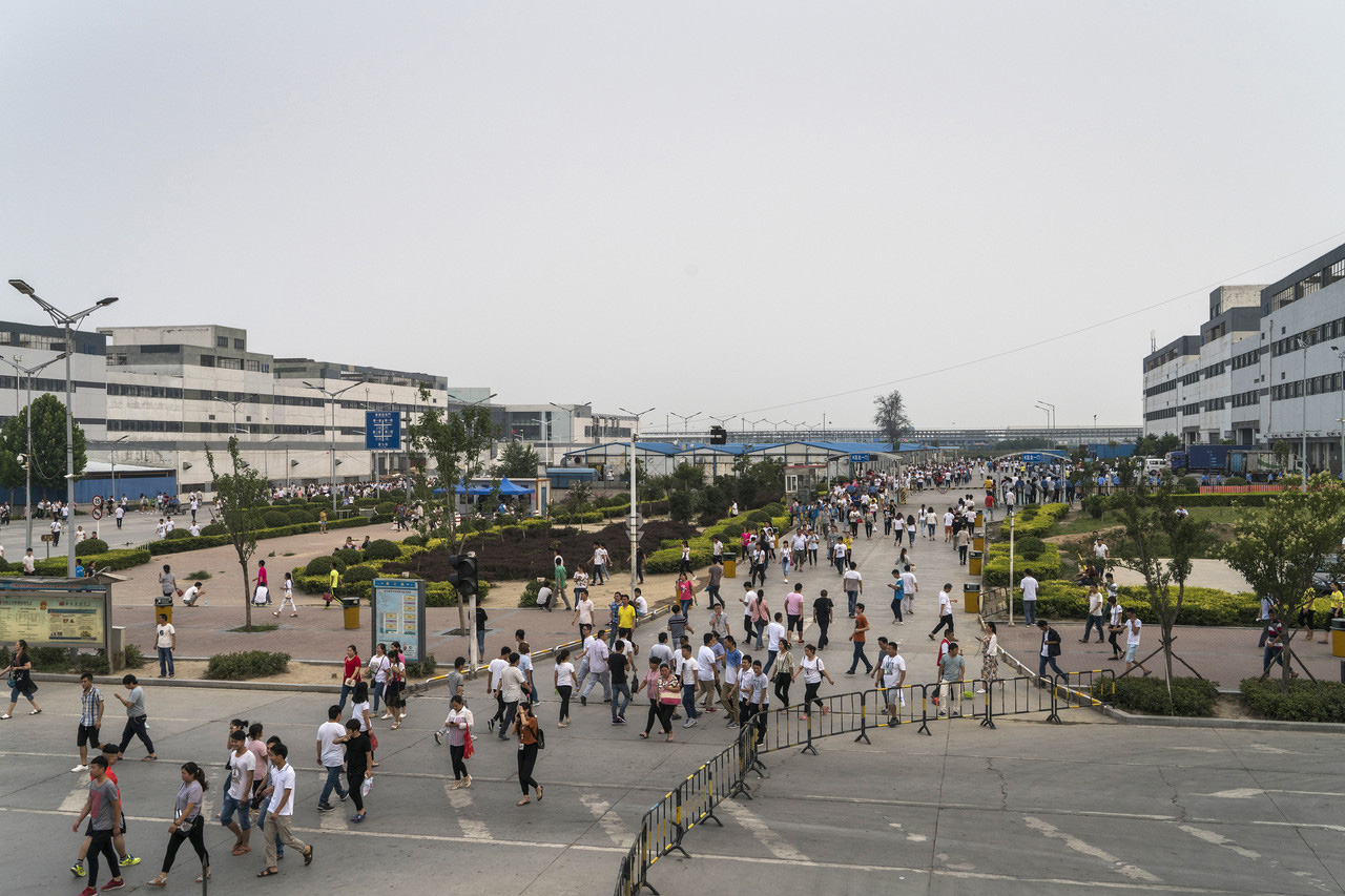 Cảnh giao ca tại một trong các nhà máy trong khu phức hợp Foxconn tại 