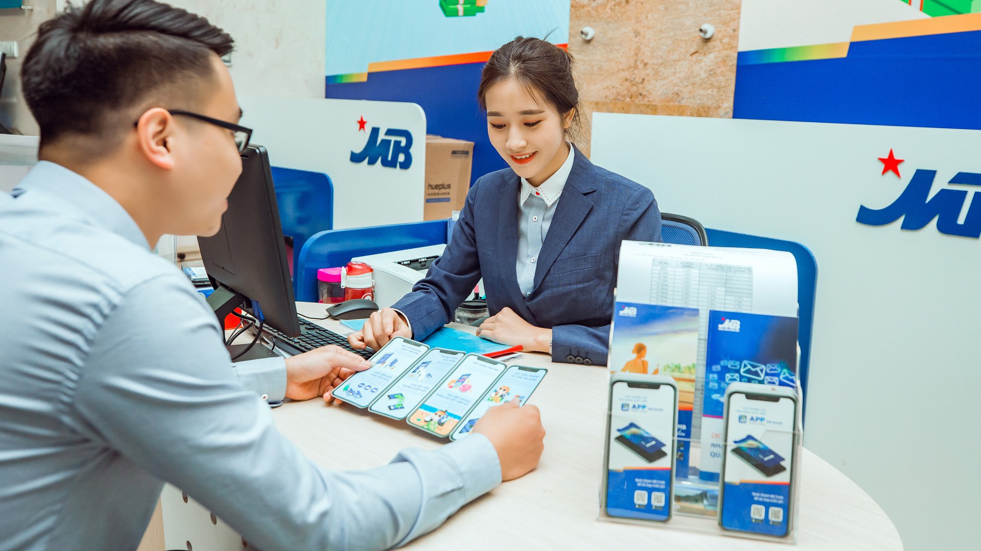 Khách hàng giao dịch tại MB.