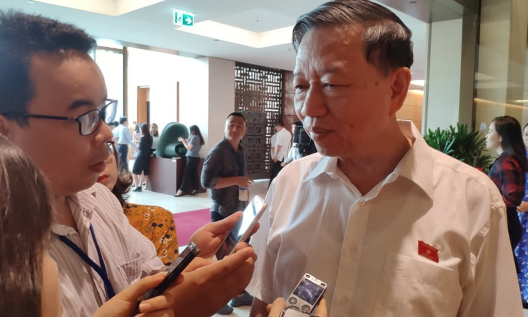 Bộ trưởng Bộ Công an Tô Lâm trả lời báo chí bên hàng lang Quốc hội 