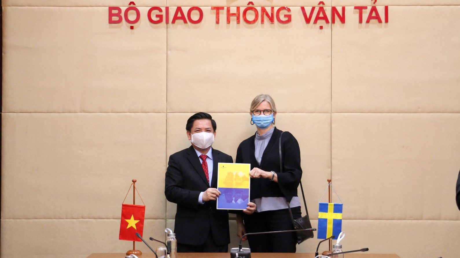 Về phía Việt Nam, Bộ trưởng Bộ Giao thông Vận tải Nguyễn Văn Thể cảm ơn nhã ý của Thụy Điển về đề xuất dành khoản tín dụng này cho Việt Nam để nâng cấp cơ sở hạ tầng hàng không.