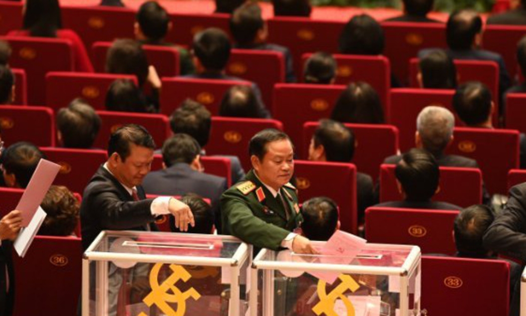 Các đại biểu bỏ phiếu bầu cử Ban Chấp hành Trung ương Đảng khoá XIII