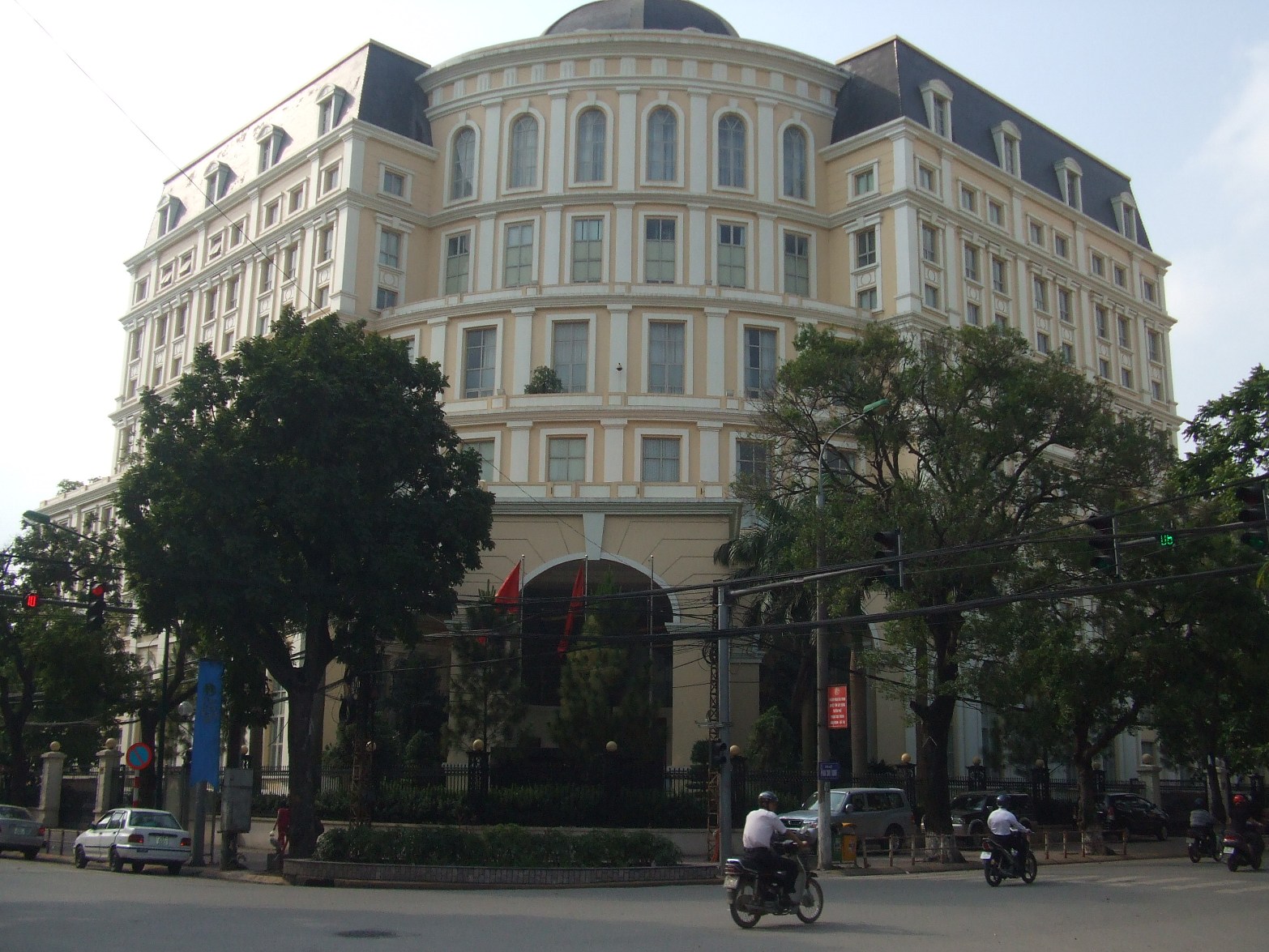 Trụ sở Bộ Tài chính. Mới đây, Bộ đã nêu phương án tăng thuế VAT lên 12% từ năm 2019 với lý do mức VAT hiện tại 10% tương đối thấp, không phù hợp với thông lệ quốc tế, khó đảm bảo an toàn tài chính quốc gia.