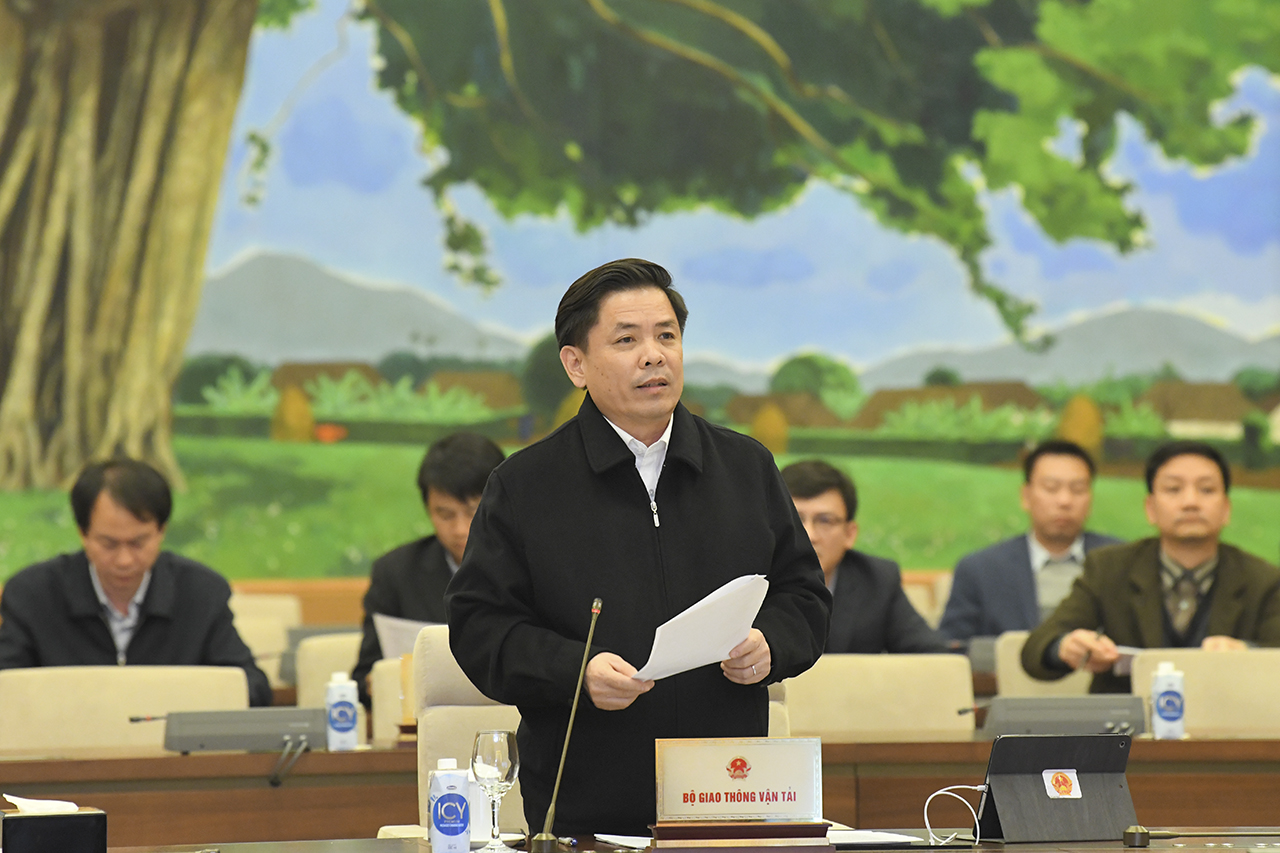 Bộ trưởng Bộ Giao thông Vận tải Nguyễn Văn Thể báo cáo tại Phiên họp - Ảnh: Quochoi.vn