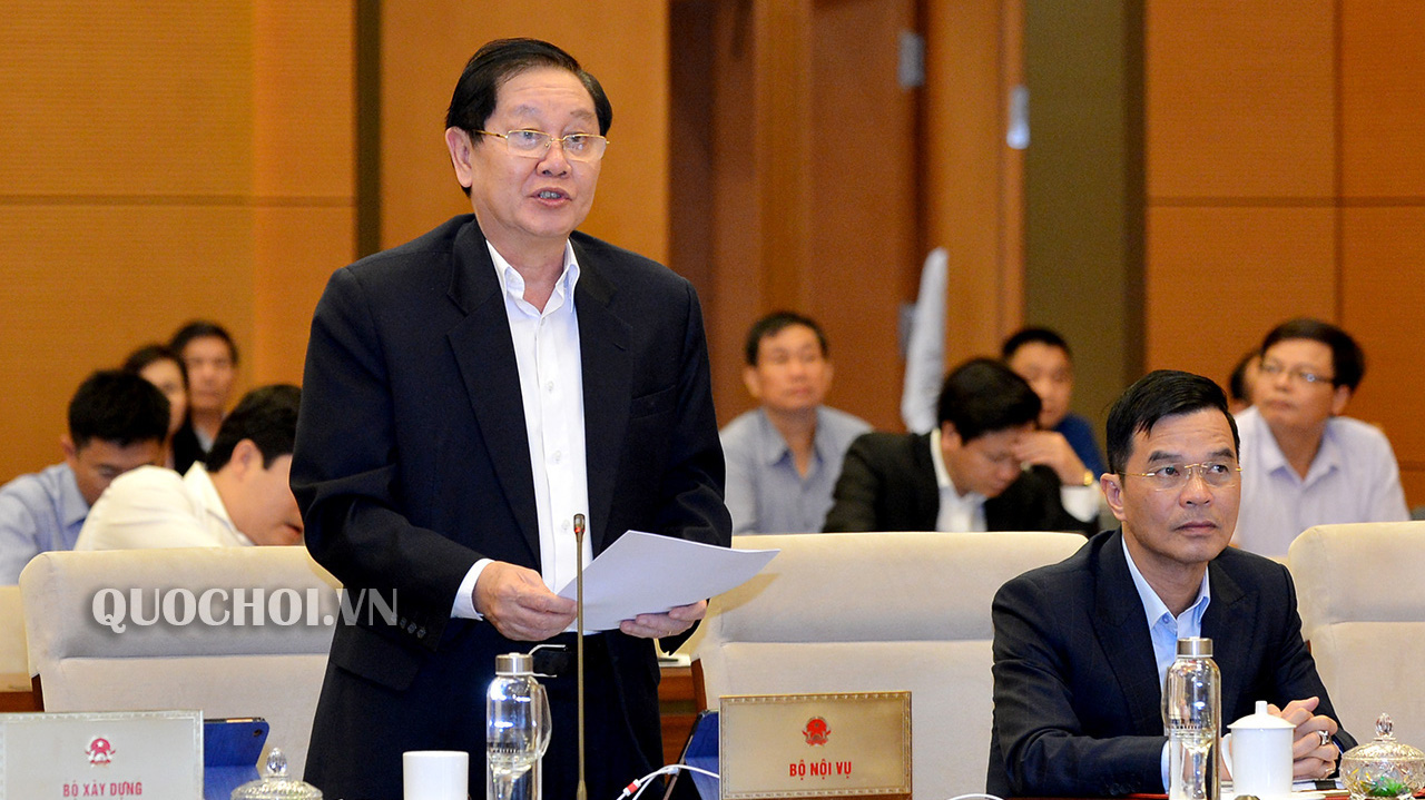 Bộ trưởng Bộ Nội vụ Lê Vĩnh Tân trình bày tờ trình của Chính phủ. 