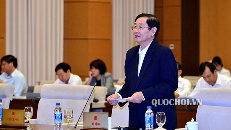 Bộ trưởng Bộ Nội vụ Lê Vĩnh Tân trình bày tờ trình.