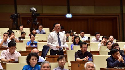 Bộ trưởng Bộ Tài chính Đinh Tiến Dũng hồi âm ý kiến đại biểu - Ảnh: QP 