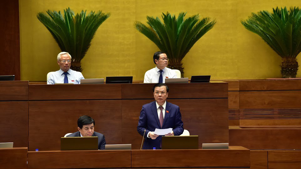 Bộ trưởng Bộ Tài chính Đinh Tiến Dũng giải trình trước Quốc hội.