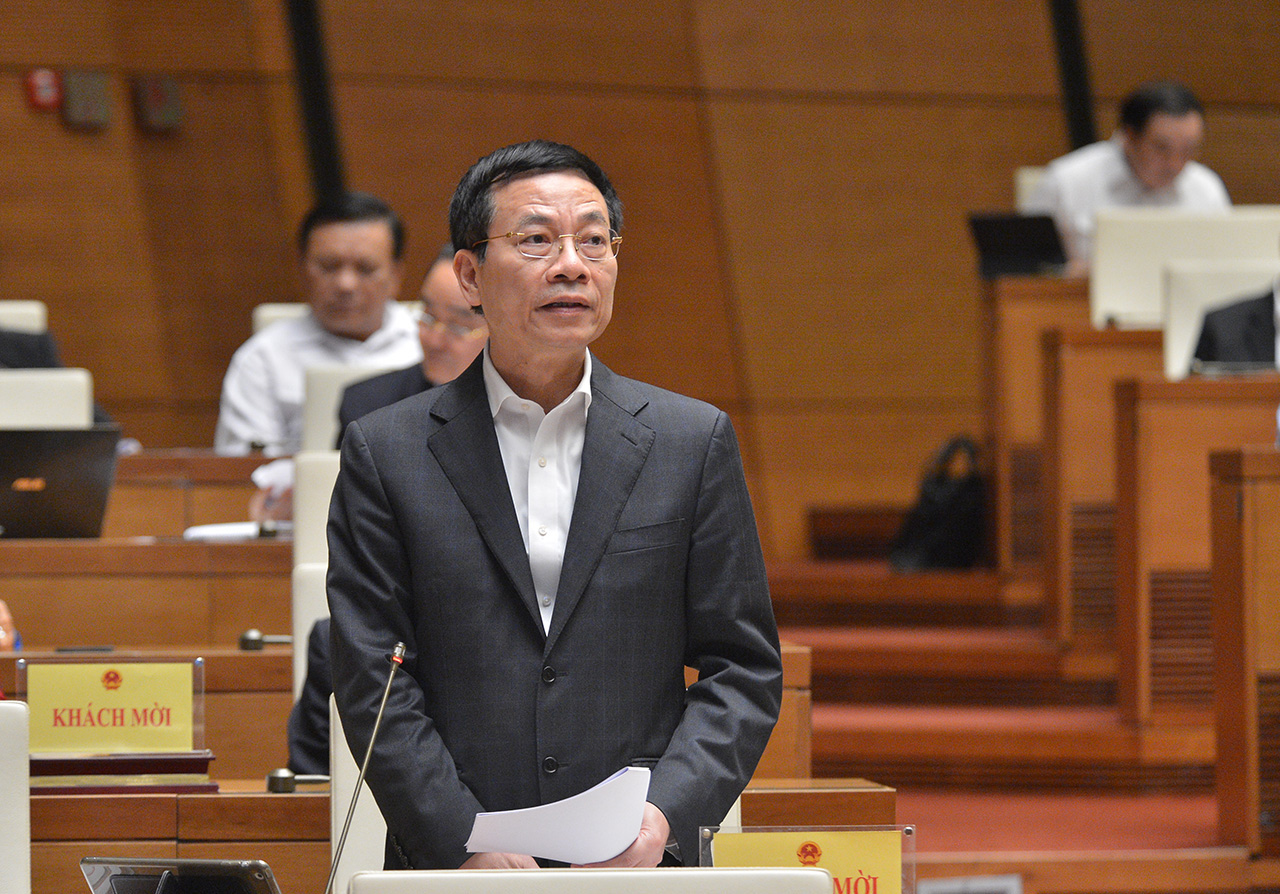Bộ trưởng Bộ Thông tin và Truyền thông Nguyễn Mạnh Hùng trả lời chất vấn của đại biểu Quốc hội sáng 10/11 - Ảnh: Quochoi.vn