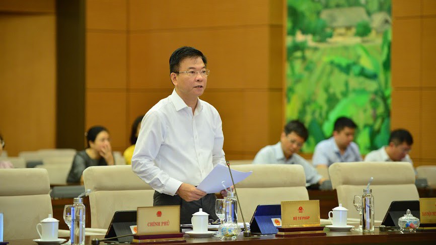 Bộ trưởng Bộ Tư pháp Lê Thành Long trình bày tờ trình dự án luật.