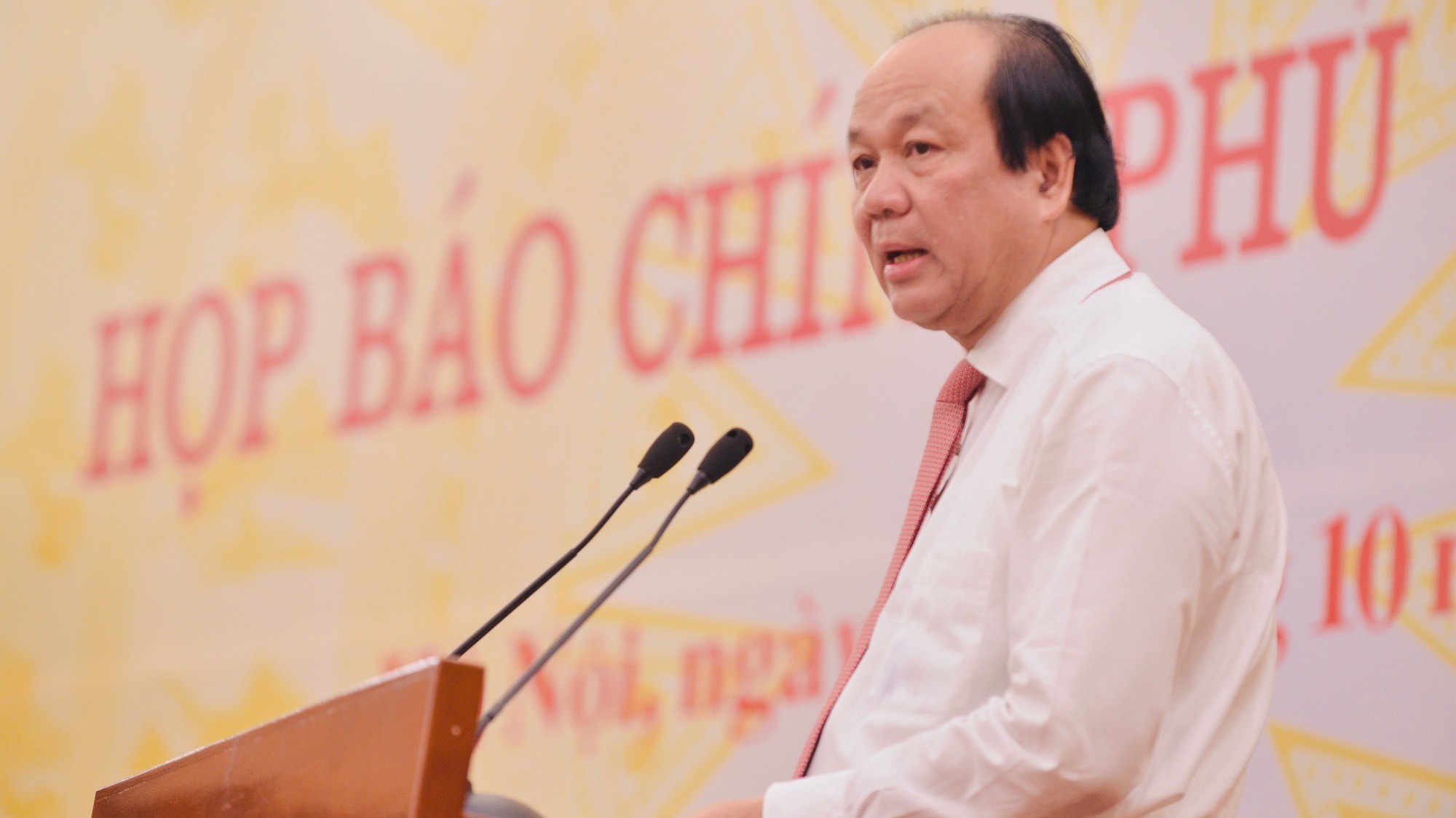 Bộ trưởng, Chủ nhiệm Văn phòng Chính phủ Mai Tiến Dũng, người phát ngôn của Chính phủ chủ trì họp báo.