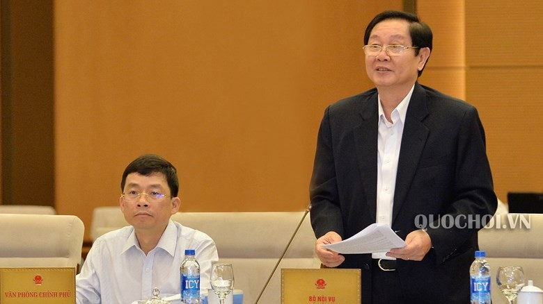 Bộ trưởng Bộ Nội vụ Lê Vĩnh Tân trình bày tờ trình dự án luật.