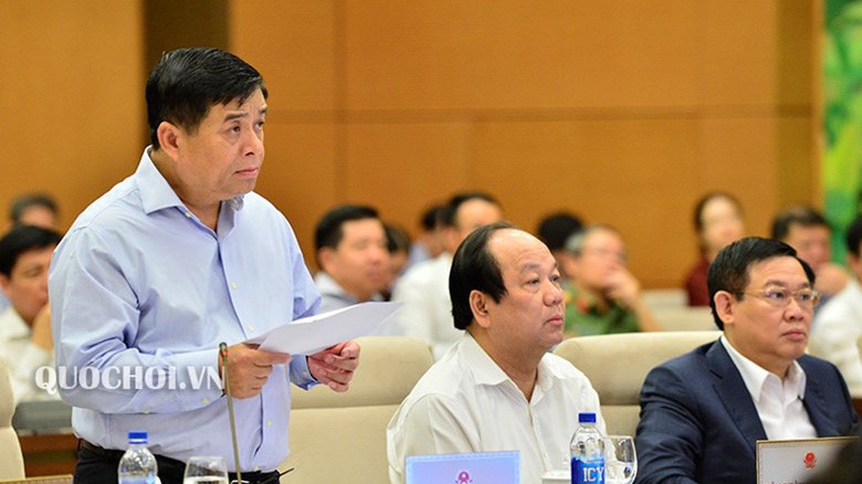 Bộ trưởng Bộ Kế hoạch và Đầu tư Nguyễn Chí Dũng trình bày báo cáo.