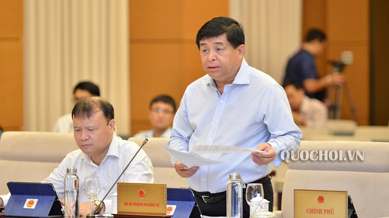 Bộ trưởng Bộ Kế hoạch và đầu tư Nguyễn Chí Dũng trình bày tờ trình dự án 