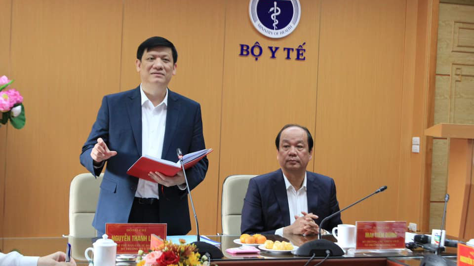 Bộ trưởng Bộ Y tế Nguyễn Thanh Long báo cáo tại buổi làm việc với Tổ công tác của Thủ tướng Chính phủ ngày 17/11. 