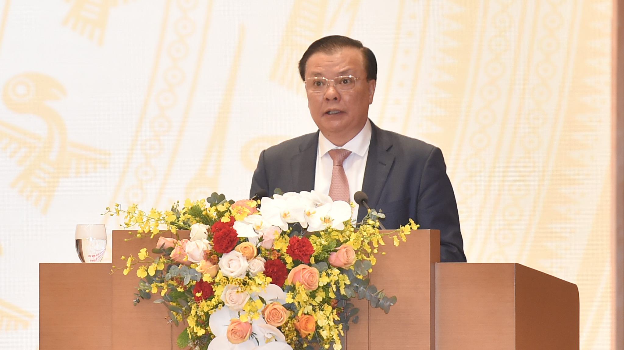 Bộ trưởng Bộ Tài chính Đinh Tiến Dũng báo cáo tại hội nghị sáng 29/12.