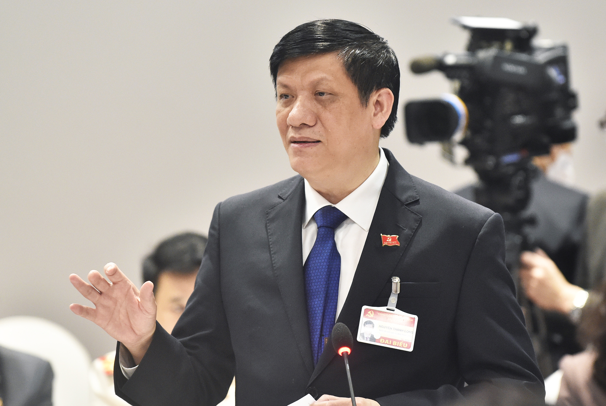 Bọ trưởng Bộ Y tế Nguyễn Thanh Long thông tin về các ca nhiễm mới tại cuộc họp. Ảnh - VGP.