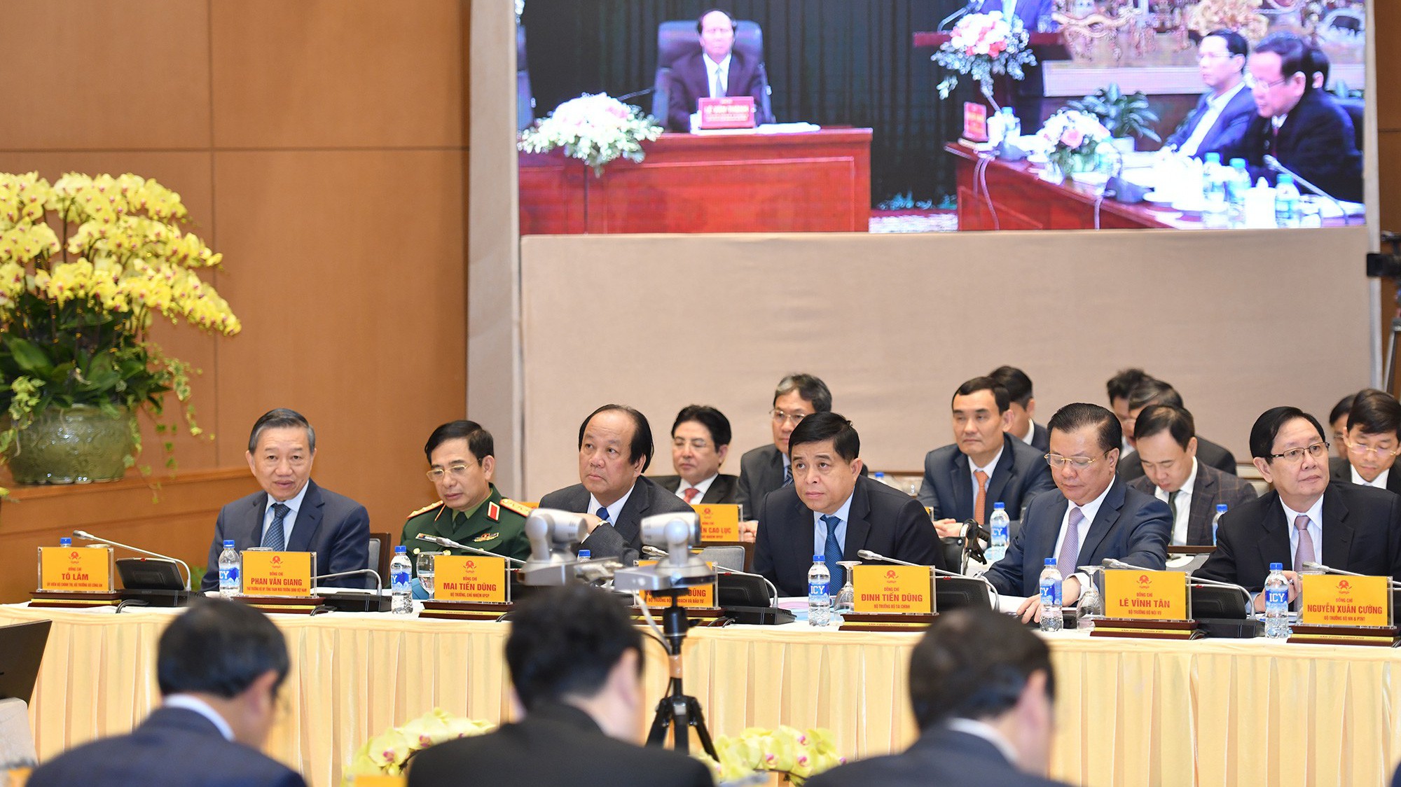 Các thành viên Chính phủ tham dự hội nghị trực tuyến với các địa phương.