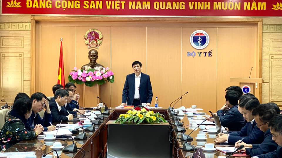 Bộ trưởng Bộ Y tế Nguyễn Thanh Long thông tin về tình hình nghiên cứu sản xuất vaccine Covid-19 trong nước tại cuộc họp. Ảnh- Trần Minh. 