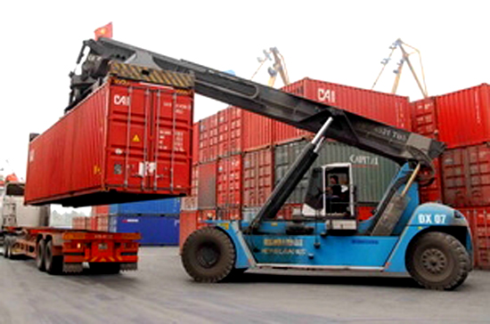 Mức sụt giảm thấp hơn của phía xuất khẩu đã khiến cho cán cân thương mại “quay ngoắt đầu” xuất siêu.
