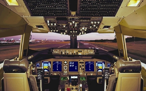 Cần điều khiển trong cabin máy bay Boeing 787 - Ảnh: Bloomberg.