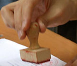 Bỏ giấy phép nhưng cần đăng ký mẫu con dấu trước khi sử dụng.