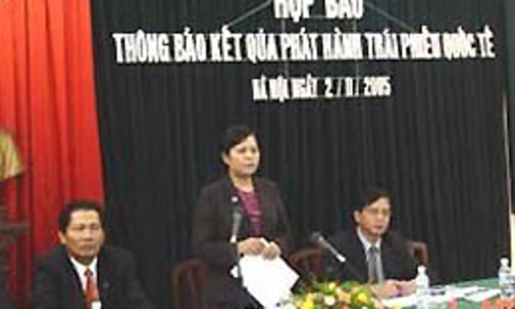 Tháng 10/2005, Việt Nam đã thành công trong lần đầu tiên phát hành trái phiếu Chính phủ ra thị trường vốn quốc tế với tổng giá trị huy động 750 triệu USD, lãi suất 7,125%/năm.