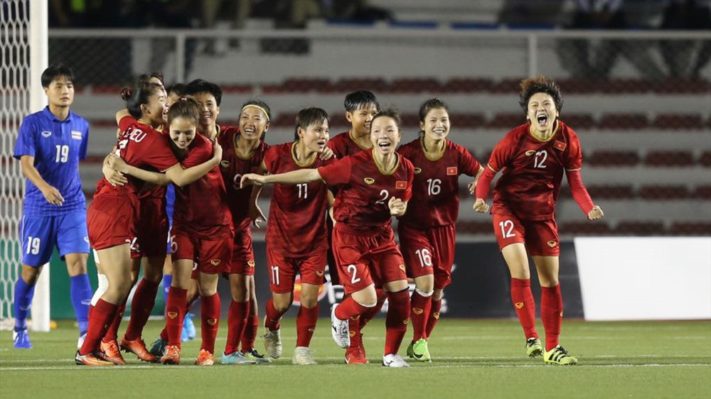 Đông đảo công chúng đều tự hào với chiến thắng vang dội mà thầy trò huấn luận viên Mai Đức Chung đạt được tại đấu trường khu vực. 