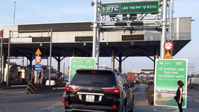 Trạm thu phí BOT cầu Đồng Nai.