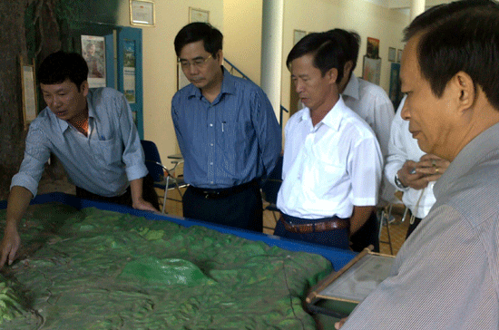 Bộ trưởng Bộ Nông nghiệp và Phát triển nông thôn Cao Đức Phát (thứ hai từ trái sang) kiểm tra tình hình tại vườn Quốc gia Yok Don - Ảnh: Hải Hà.