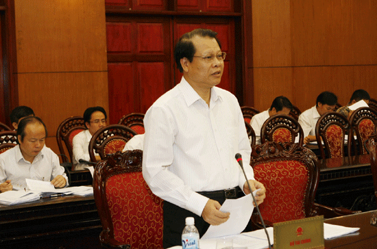 Bộ trưởng Bộ Tài chính Vũ Văn Ninh trình bày tờ trình của Chính phủ về việc miễn giảm thuế sử dụng đất nông nghiệp - Ảnh: TTXVN.