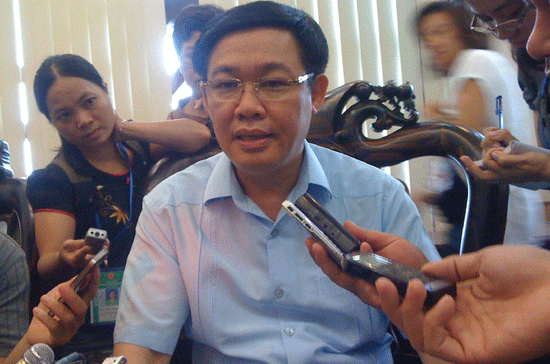 Bộ trưởng Bộ Tài chính Vương Đình Huệ trao đổi với báo chí về điều hành giá xăng dầu- Ảnh: PT