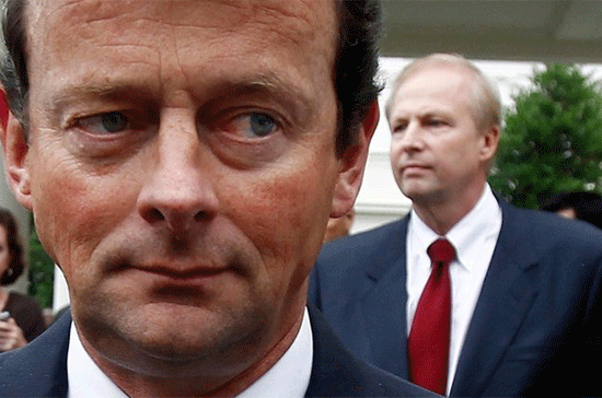 Ông Hayward (trái) và ông Dudley (phải) trong một cuộc họp tại Nhà Trắng hồi tháng 6 - Ảnh: Reuters/NYT.