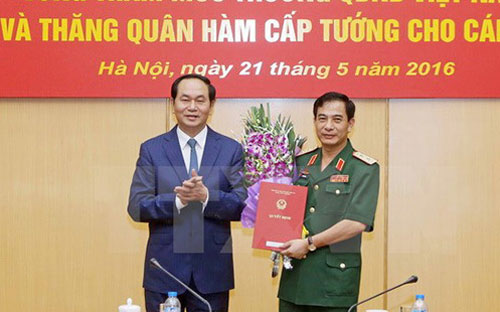 Chủ tịch nước Trần Đại Quang trao quyết định bổ nhiệm Tổng tham mưu trưởng Quân đội Nhân dân Việt Nam cho Trung tướng Phan Văn Giang.<br>