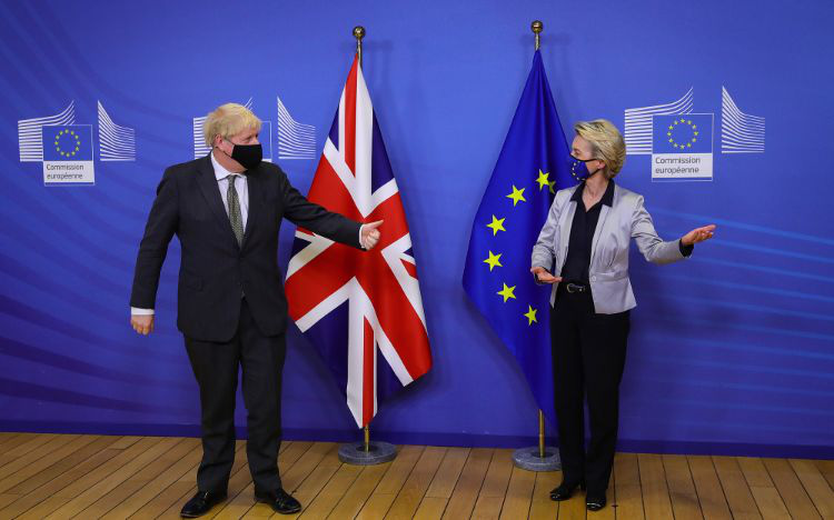 Thủ tướng Anh Boris Johnson và Chủ tịch EC Ursula von der Leyen tại cuộc gặp ngày 9/12 ở Brussels, Bỉ, nơi đặt trụ sở EU - Ảnh: Getty Images