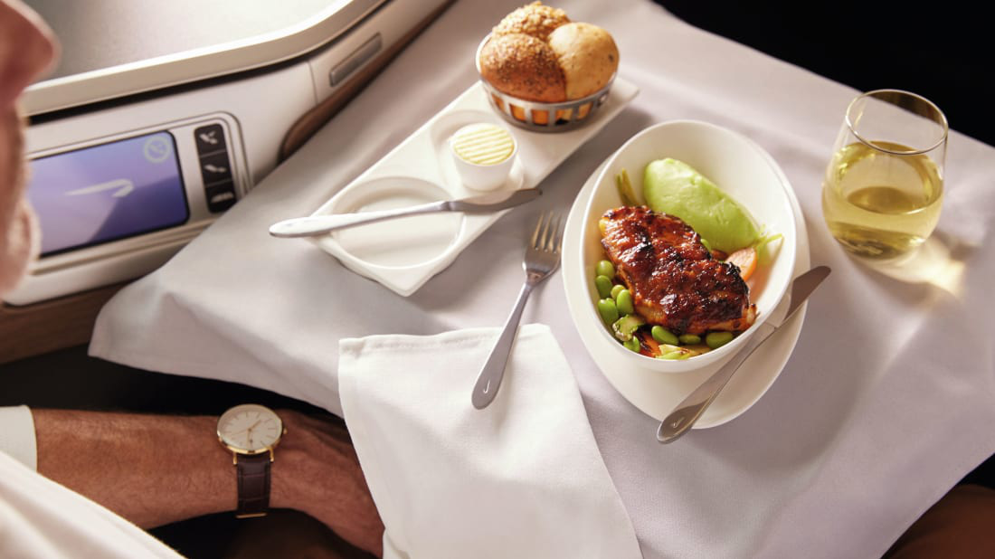 Đồ dùng trên khoang hạng nhất của British Airways trở nên dưa thừa khi số lượng chuyến bay và hành khách đều sụt giảm vì dịch bệnh: Ảnh: CNN