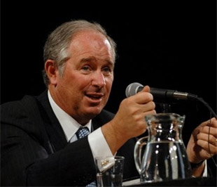 CEO Stephen Schwarzman của Blackstone được trả hơn 702 triệu USD trong năm ngoái - Ảnh: AP. 