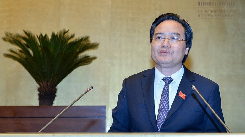 Bộ trưởng Bộ Giáo dục và đào tạo Phùng Xuân Nhạ trình bày báo cáo.