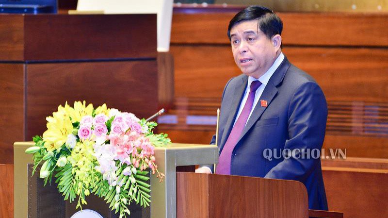 Bộ trưởng Bộ Kế hoạch và Đầu tư Nguyễn Chí Dũng, thừa ủy quyền của Thủ tướng Chính phủ trình bày Báo cáo đánh giá giữa kỳ thực hiện Nghị quyết số 24/2016/QH13 về kế hoạch cơ cấu lại nền kinh tế giai đoạn 2016-2020.