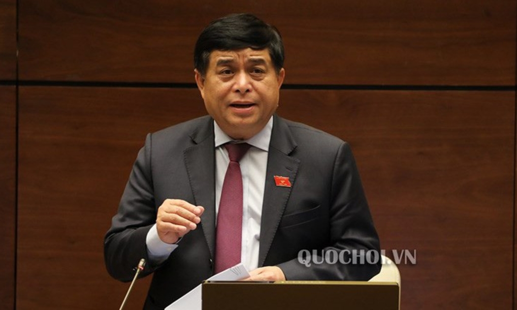 Bộ trưởng Bộ Kế hoạch và đầu tư Nguyễn Chí Dũng báo cáo Quốc hội.
