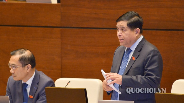Bộ trưởng Bộ Kế hoạch và đầu tư Nguyễn Chí Dũng giải trình trước Quốc hội.