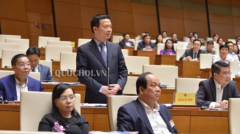 Tân Bộ trưởng  Bộ thông tin và truyền thông Nguyễn Mạnh Hùng trả lời chất vấn.