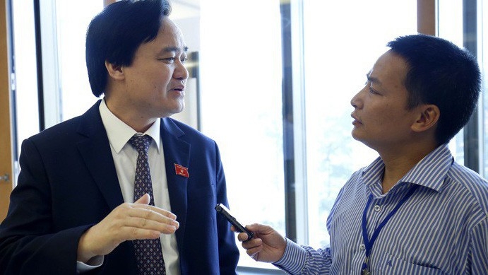Bộ trưởng Bô Giáo dục và đào tạo Phùng Xuân Nhạ trao đổi với báo chí bên hành lang Quốc hội.